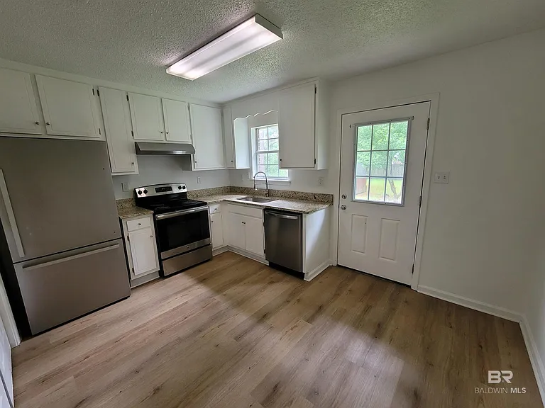 311 W Peachtree Ave — Photo 2
