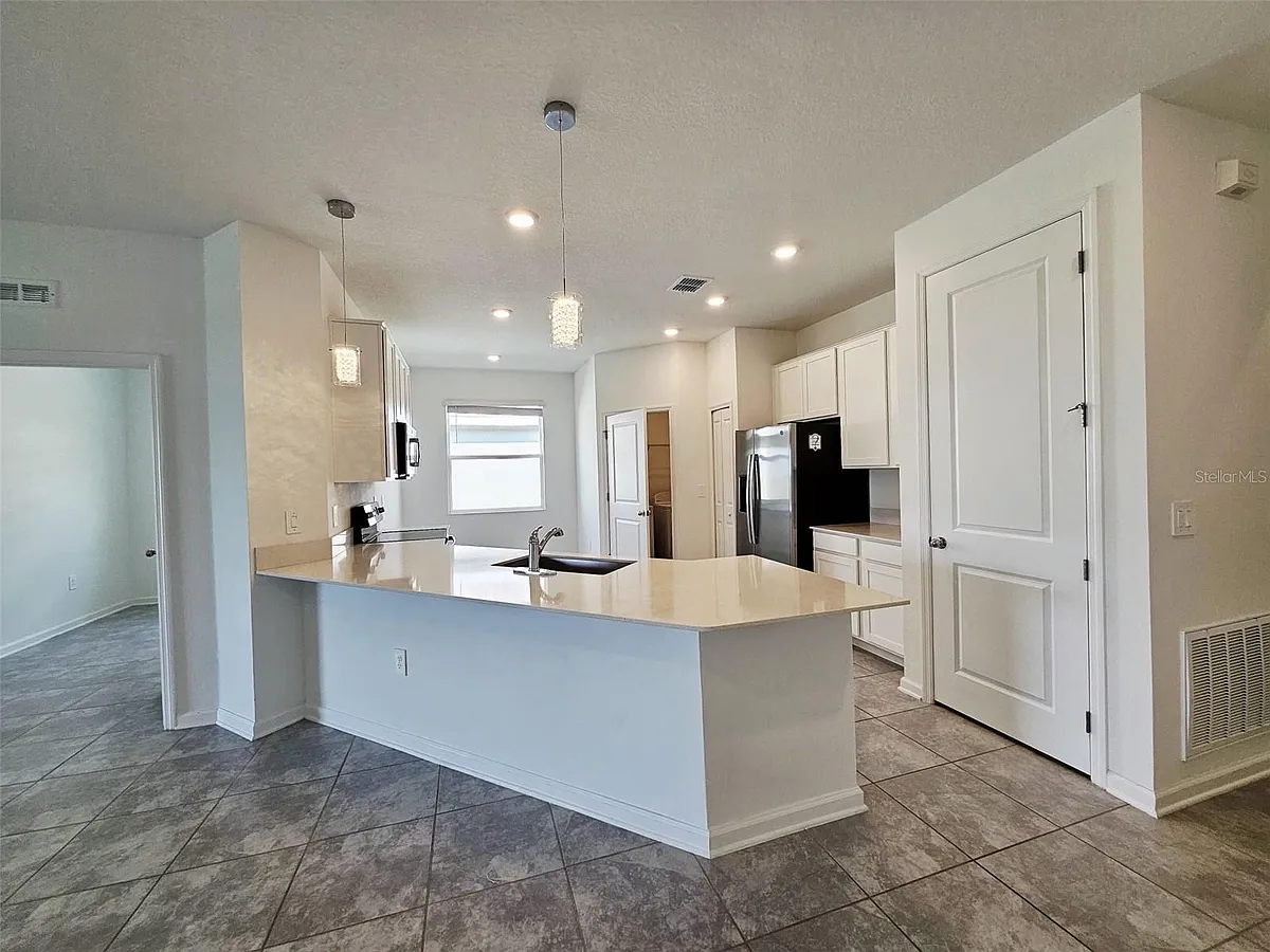 Building Photo - 652 Daring Dr