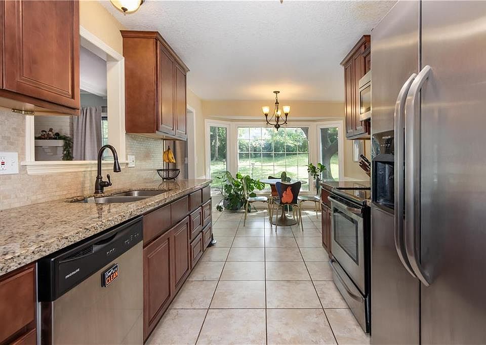 1st image of 309 E Bridlespur Dr