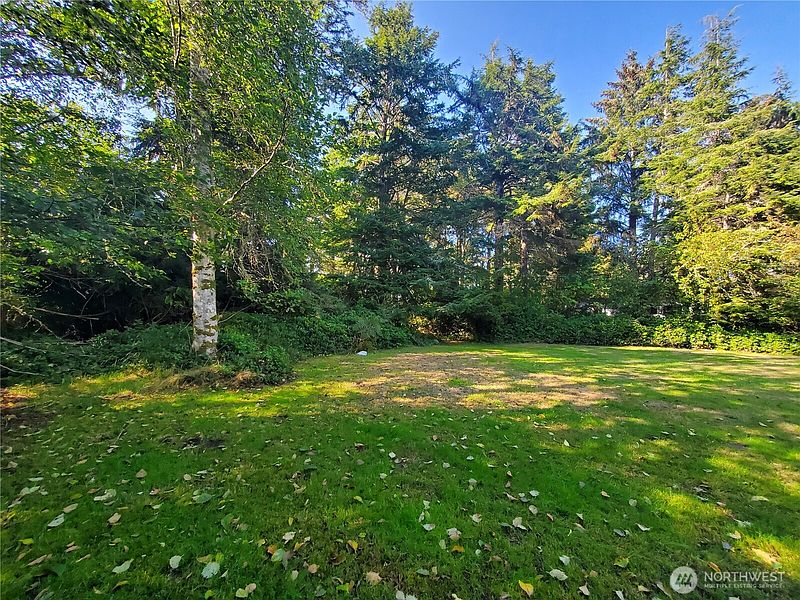 4th image of 741 Chenois Avenue NE