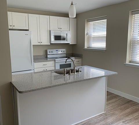 4th image of 410 S College St #104
