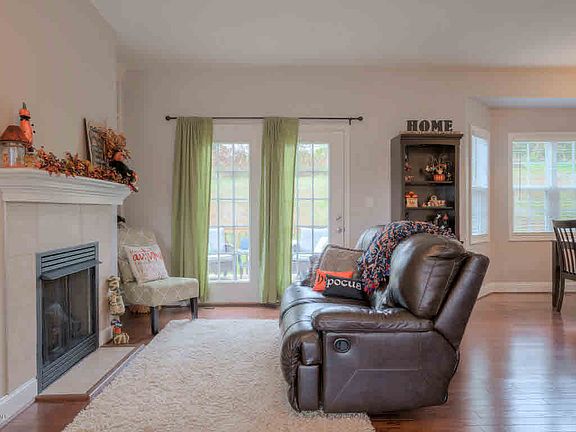 3rd image of 210 Aldwych Ave