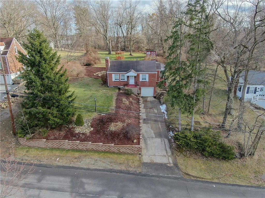 3301 Thornwood Dr photo 1