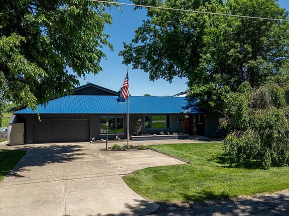 2nd image of 991 Lakeshore Dr W