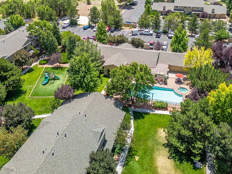 Country Club Terrace Apartments — Photo 5