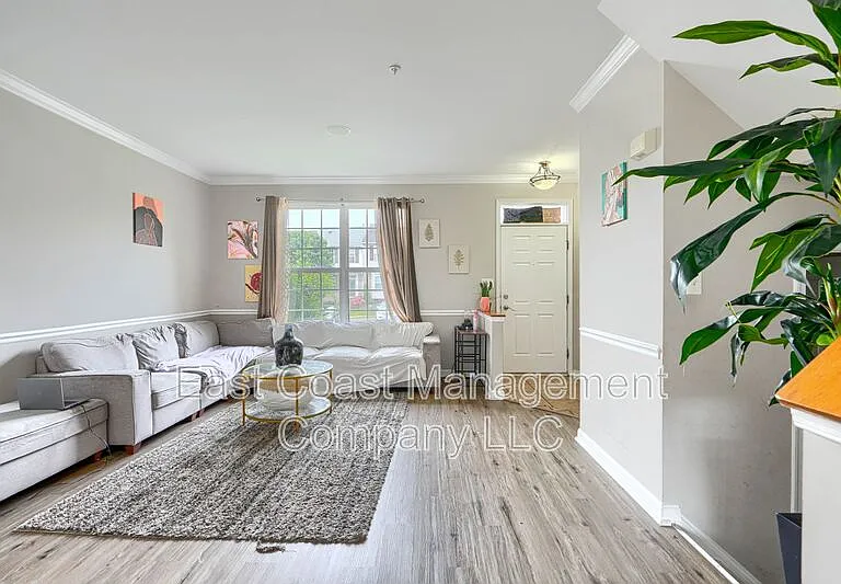 403 Deerhill Cir — Photo 2
