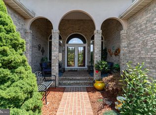 7027 Fairway Dr E, Fayetteville, PA 17222