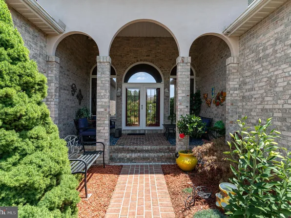 7027 Fairway Dr E, Fayetteville, PA 17222