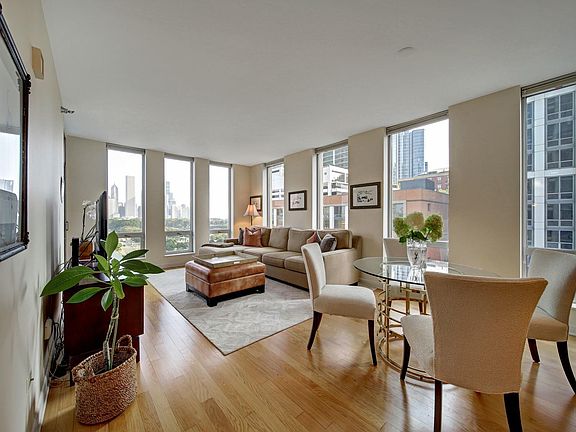 3rd image of 1250 S Michigan Ave APT 1001