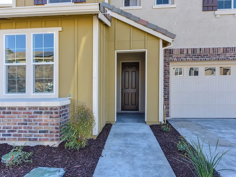 1512 Peony Ln — Photo 2