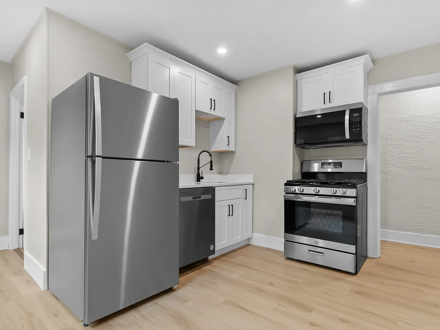 2 bed, 750 sqft, $2,300 — Photo 1