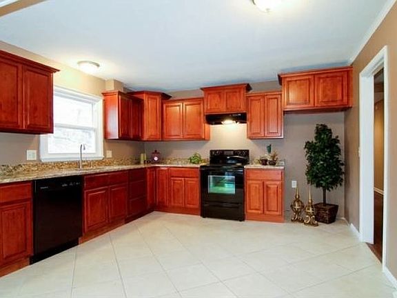 2nd image of 1001 Tam O Shanter Dr