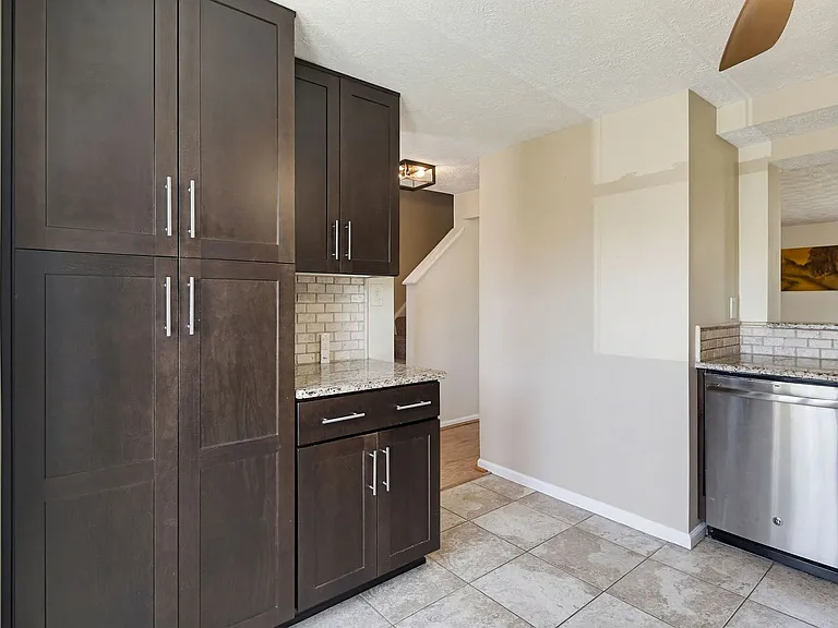 9402 Granite Hl — Photo 4