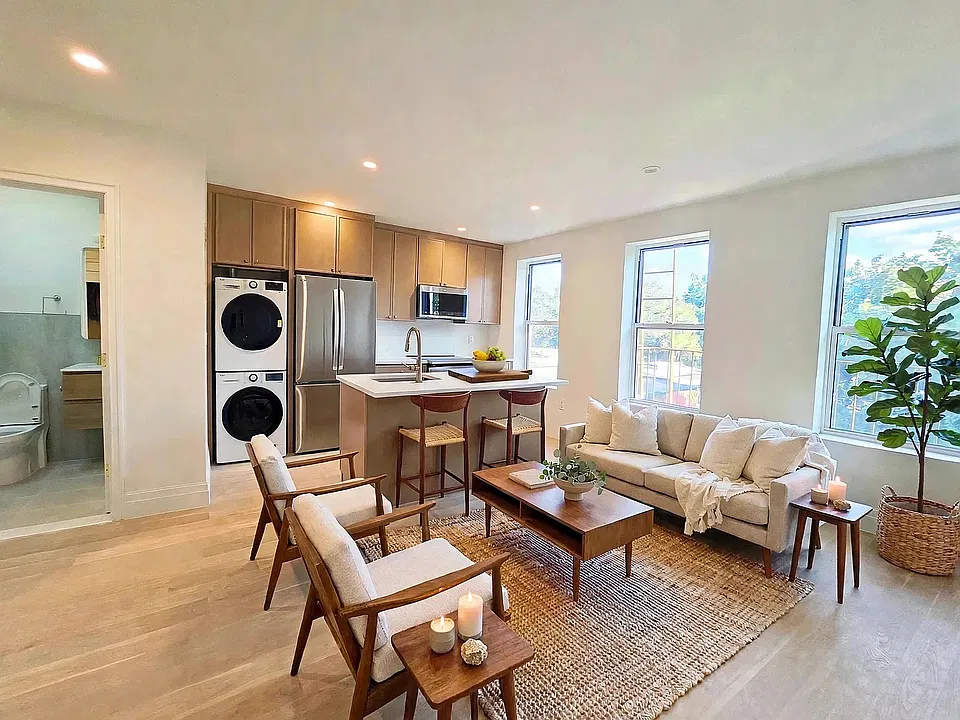 120A Bainbridge St #3