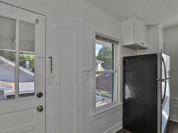 2nd image of 228 9th Ave N APT B