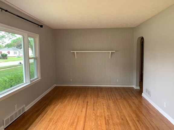 2nd image of 2121 Van Wie Ave