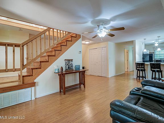 4th image of 60 Flurry Dr