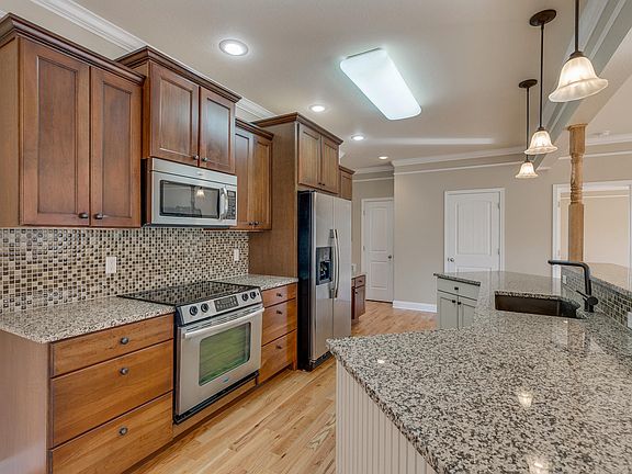 3rd image of 816 Hamilton Rd