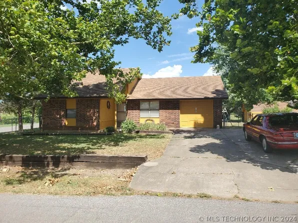 1104 N 3rd St, Okemah, OK 74859