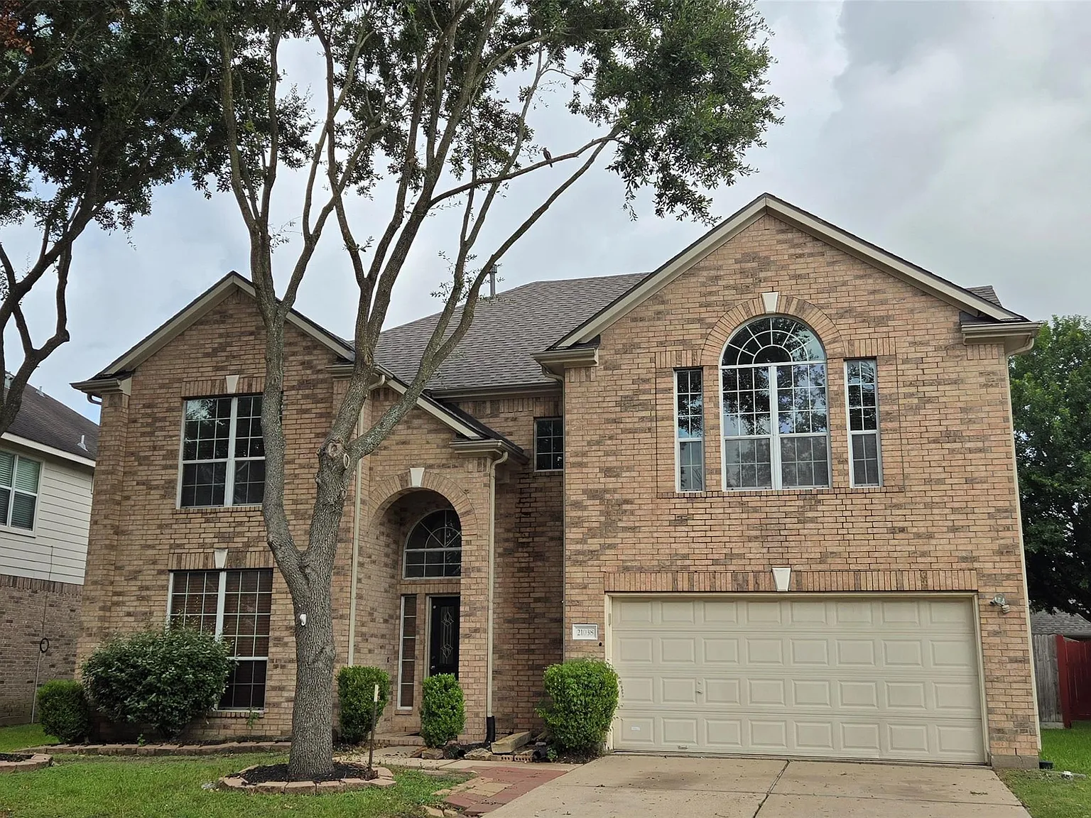 5 bed, 3.0 bath, 3072 sqft, $2,490 — Photo 1