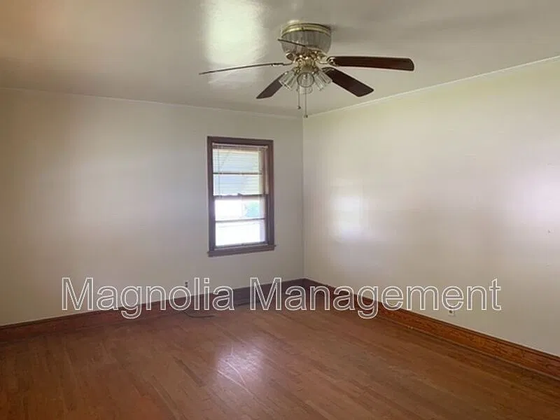 3 bed, 1.0 bath, $985 — Photo 2