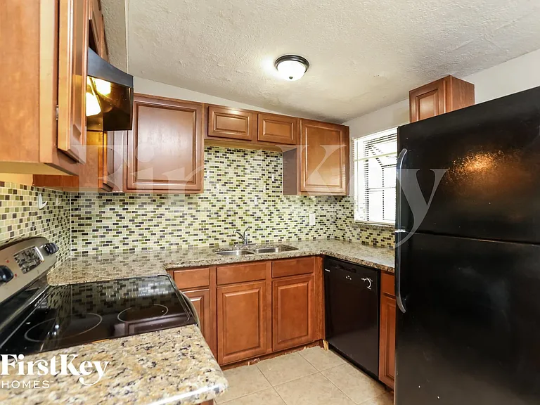 429 Notre Dame Dr — Photo 4