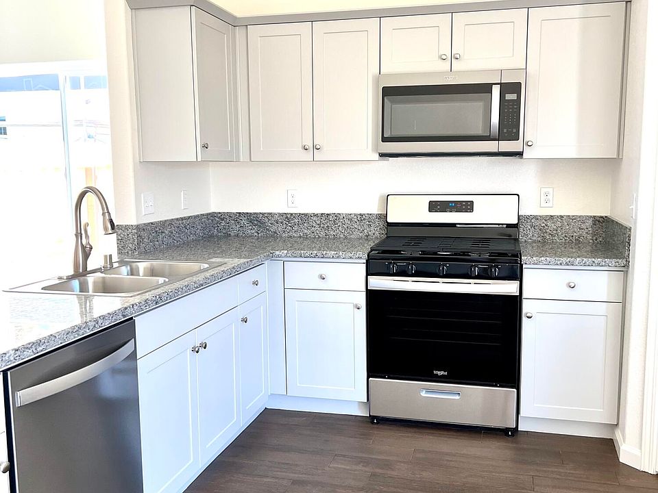2nd image of 1037 S Mesa Oak Street