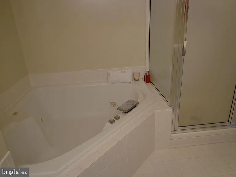 413 Lakeview Ct — Photo 3