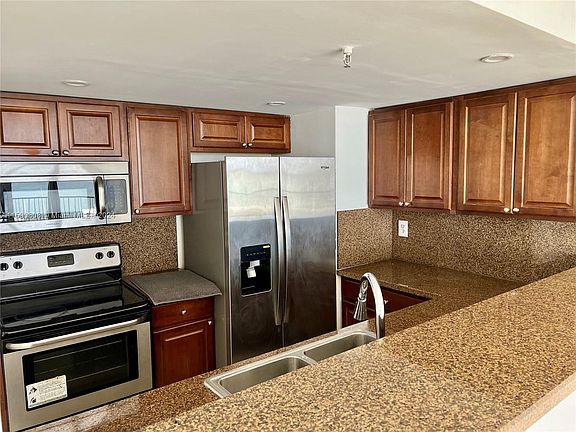 5th image of 555 NE 15th St APT 610