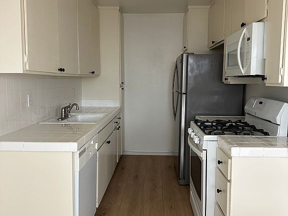 5th image of 1325 Wellesley Ave APT 102