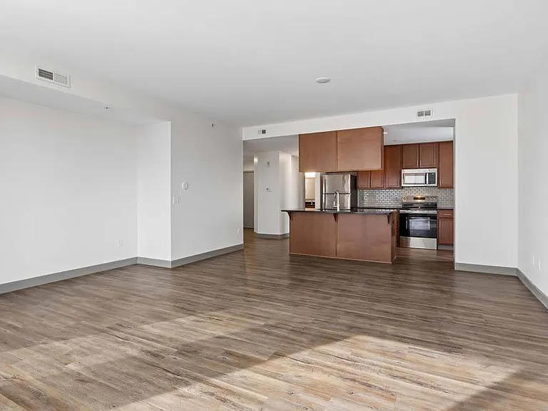 Midtown Crossing Apartments — Photo 169