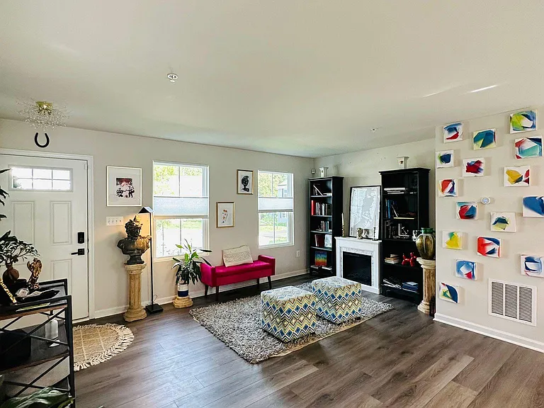1004 Veneer Ct — Photo 12