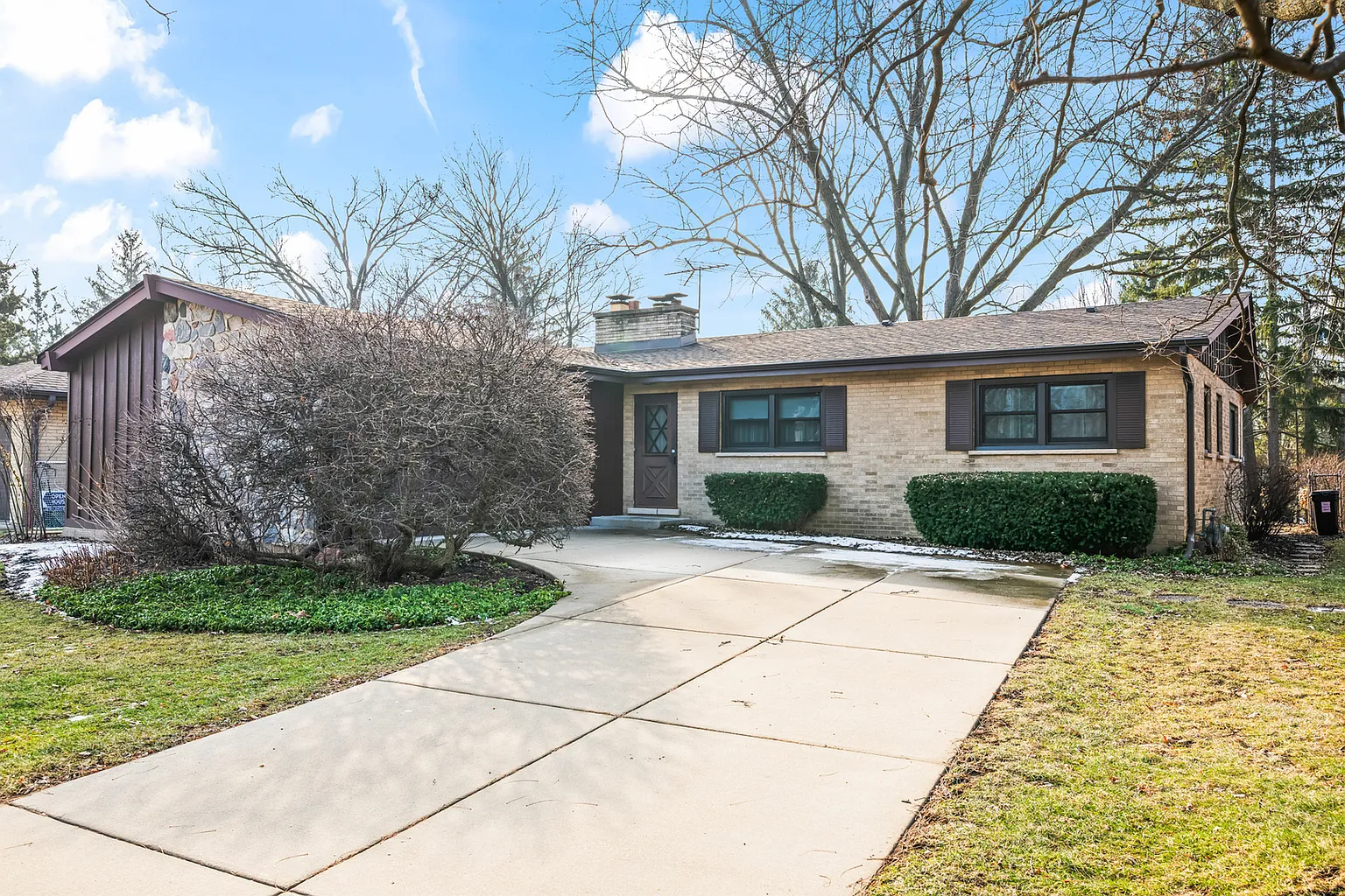 407 E Berkshire Ln photo 1