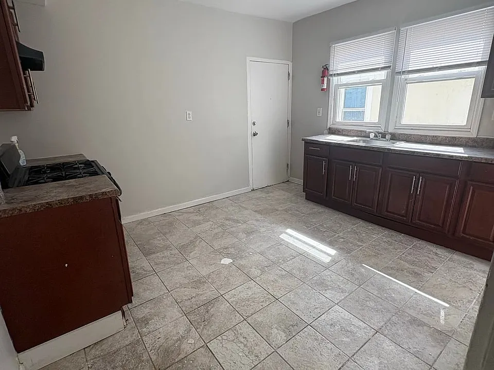 58 Clinton Pl #2