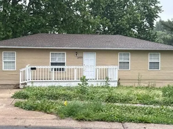18919 E Arrowhead Dr, Independence, MO 64056