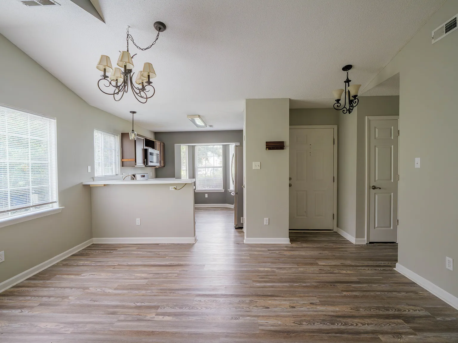 2 bed, 1063 sqft, $2,100 — Photo 3