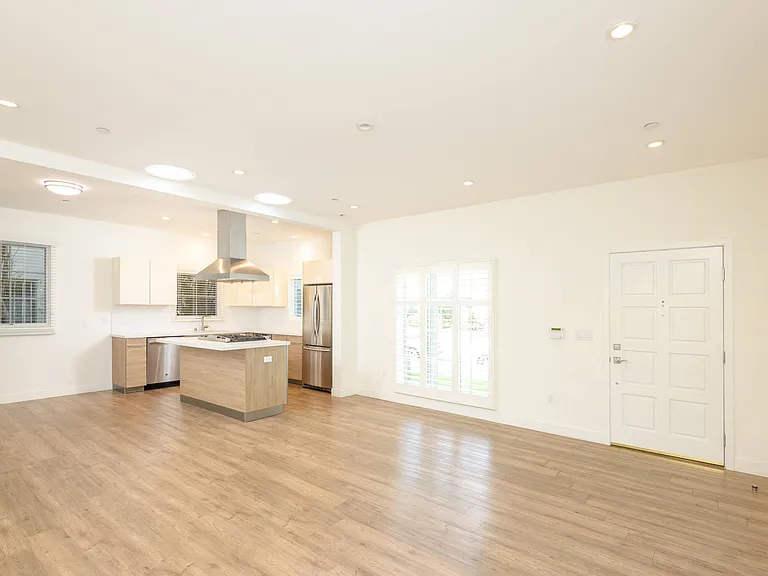 128 S Canon Dr — Photo 19