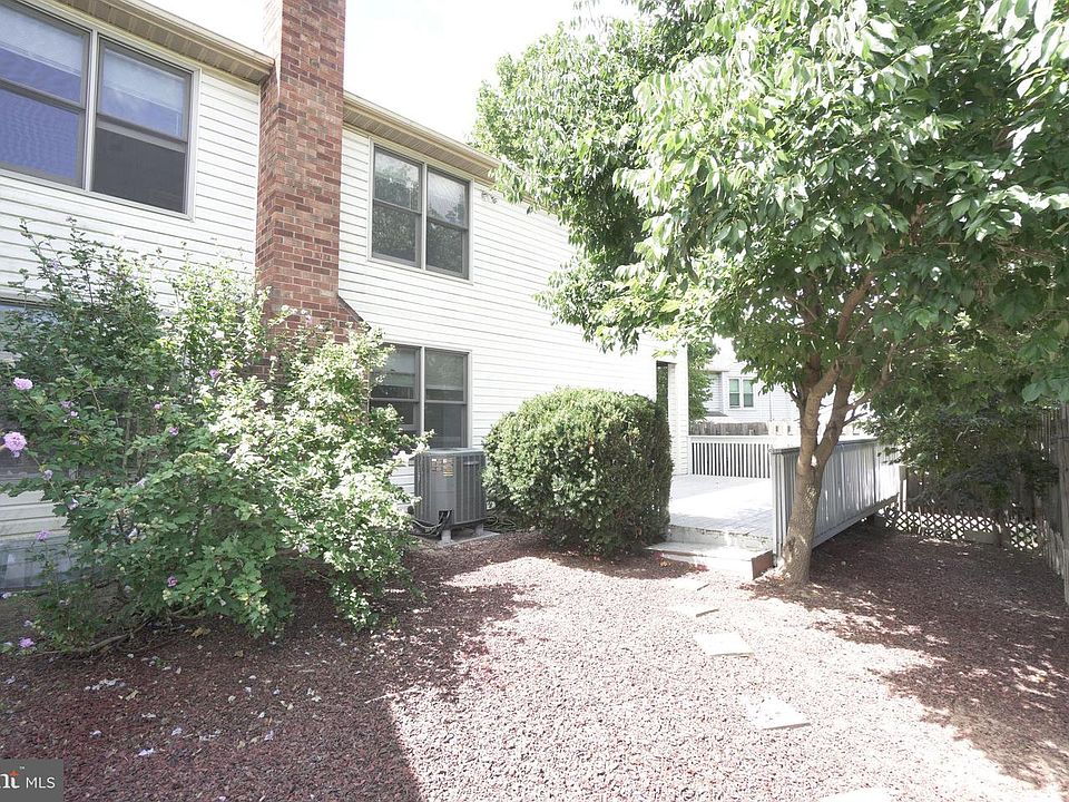 1st image of 103 Bonnie Lark Ct
