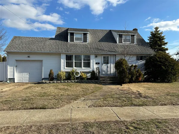 5 Surrey Lane, Massapequa Park, NY 11762