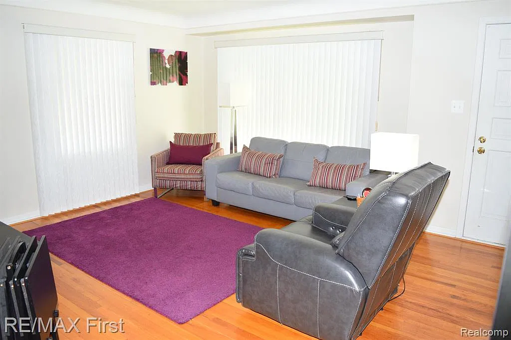 2 bed, 1100 sqft, $1,700 — Photo 2