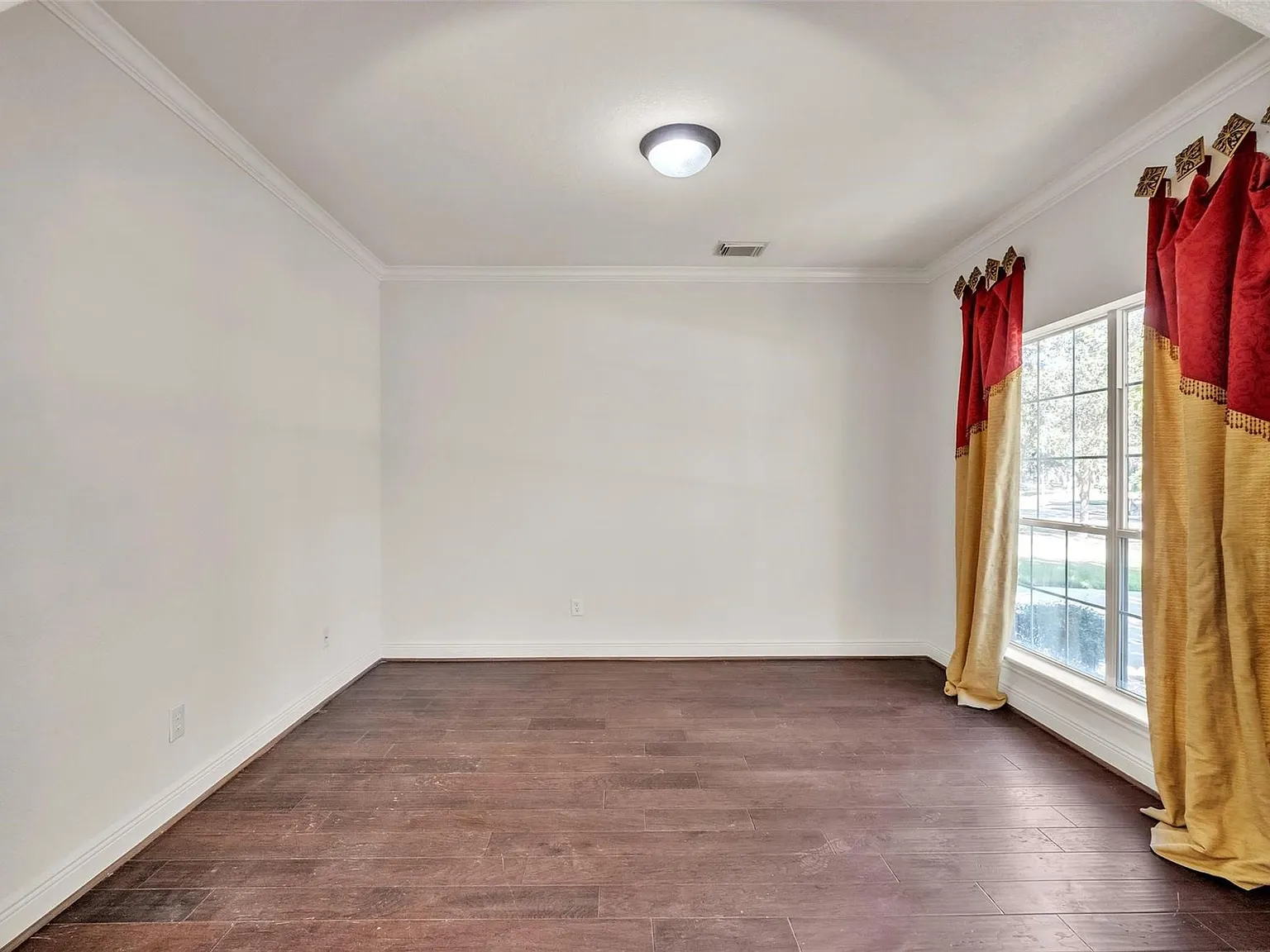 4 bed, 3.5 bath, 3711 sqft, $3,699 — Photo 4