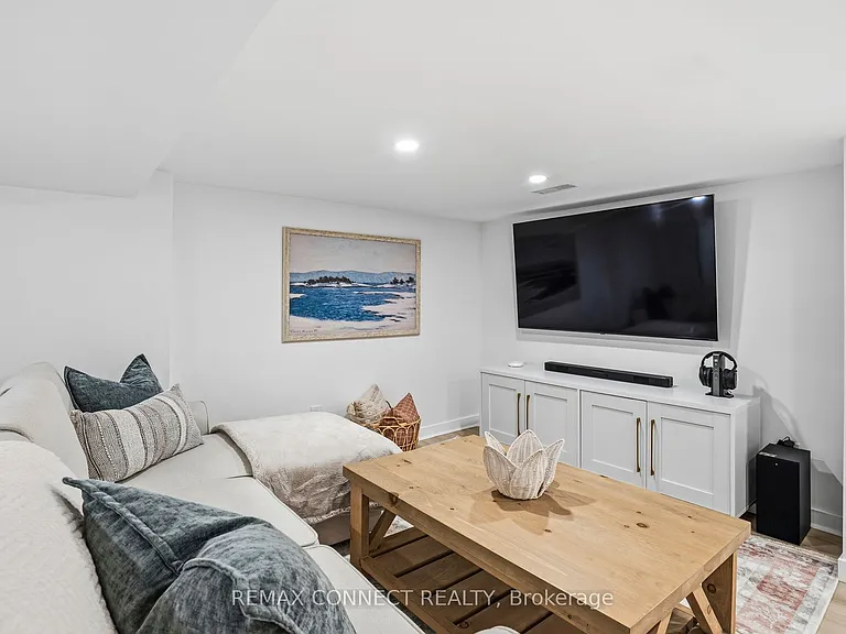 60 Woodbury Rd — Photo 28