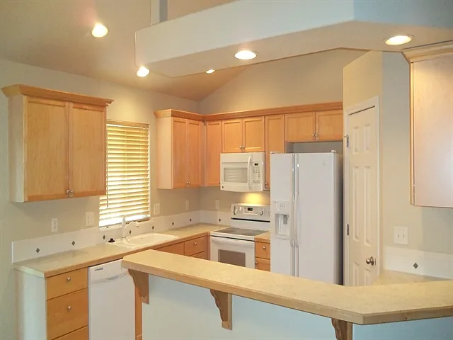 1439 W Crenshaw St — Photo 2