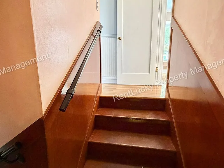 1612 Markham Ave NE — Photo 15