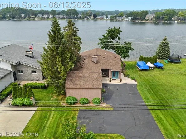10164 Elizabeth Lake Rd, White Lake, MI 48386