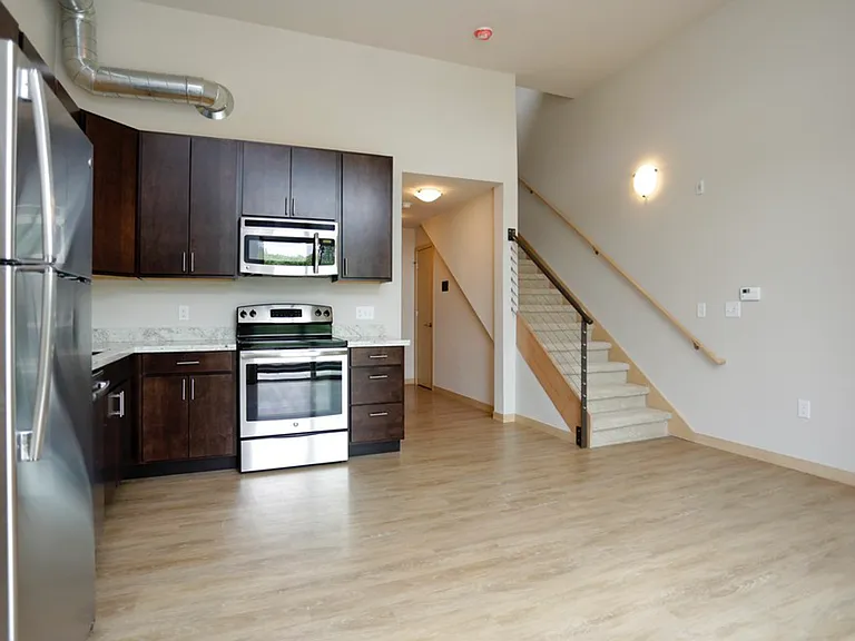 902 Drake St — Photo 37