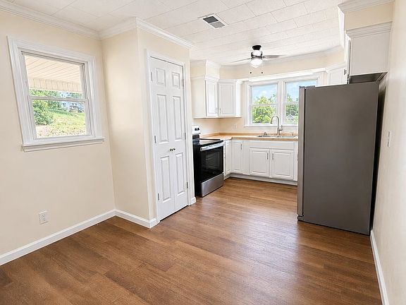 3rd image of 276 Oak St