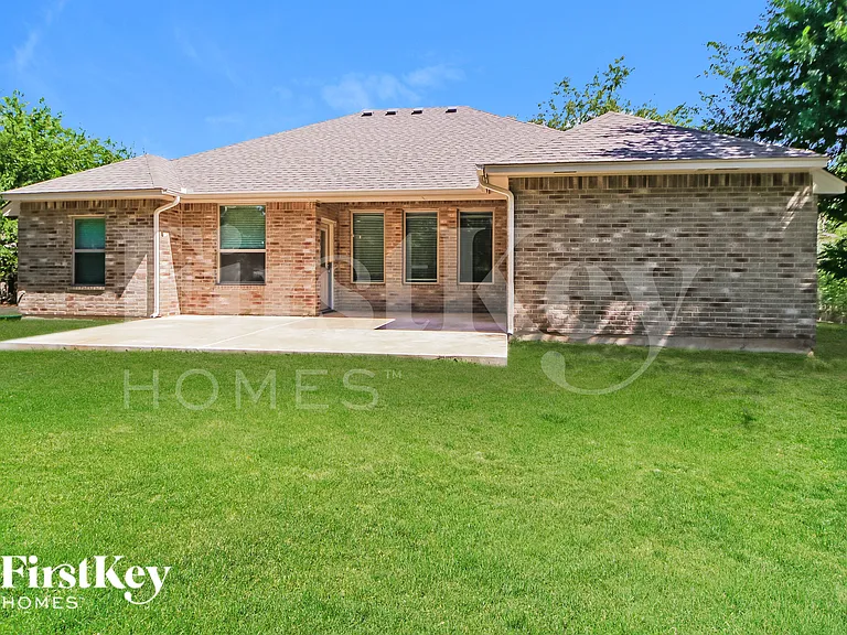 1603 Village Dr — Photo 15