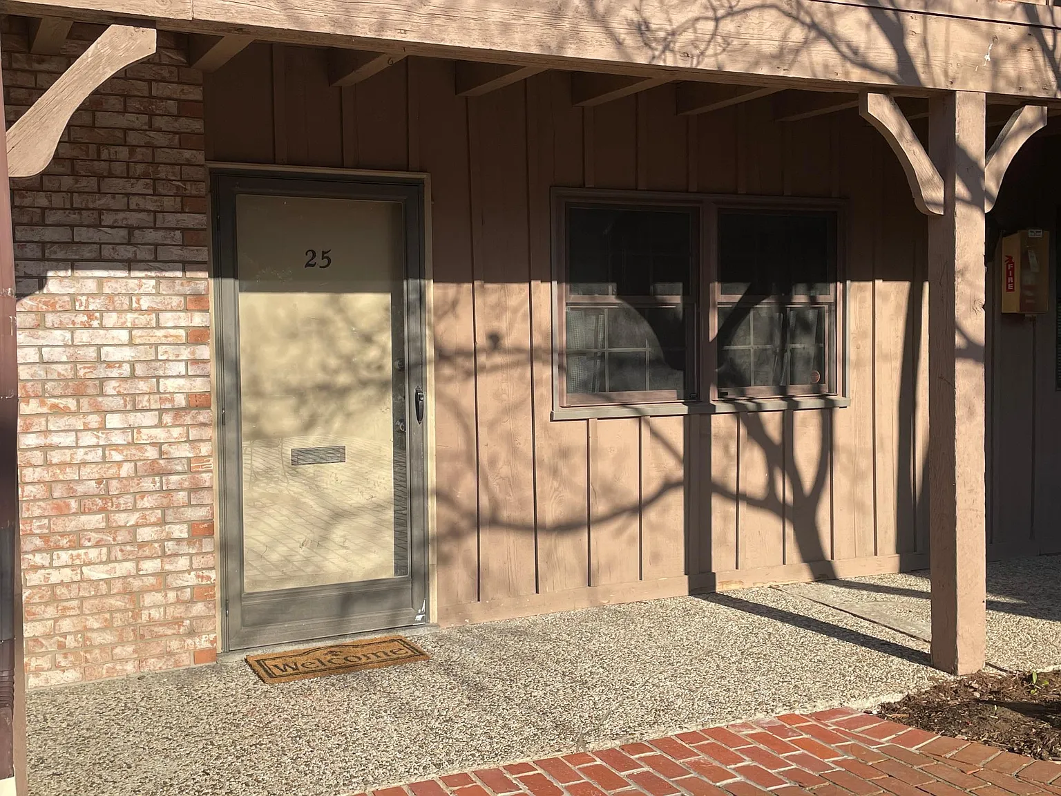 221 N Clifton Ave — Photo 4