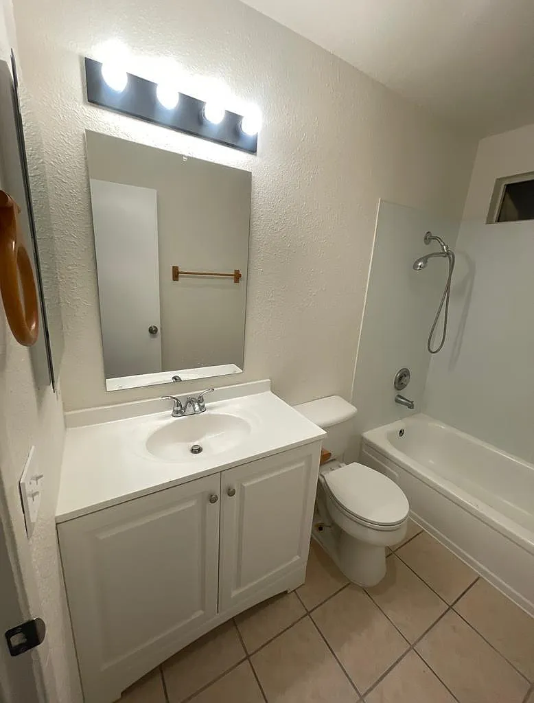 2 bed, 1200 sqft, $2,330 — Photo 4